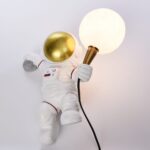 კედლის სანათი